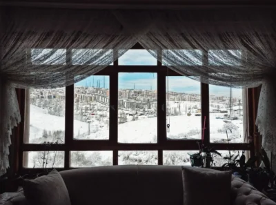 Окно зимой с каплями на стекле