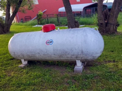 Белый газгольдер на лужайке