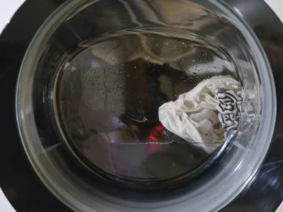 Барабан стиральной машины: в воде лежит белая вещь